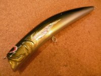 【LureShop ULUA】×【ARUMOMIS】コラボ  フラウンダーロング 220mm 105g フローティングモデル カラー：ブルーイエローラップペイント